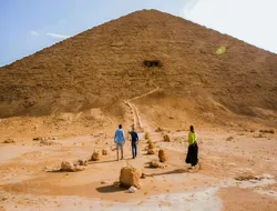 Pyramids & Museum Guided Tour with BBQ Lunch & Hotel Transfers from Cairo